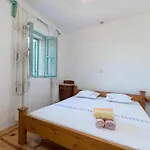 Lavender Cottage-two Bedroom With Terrace בית נופש טרפאניי